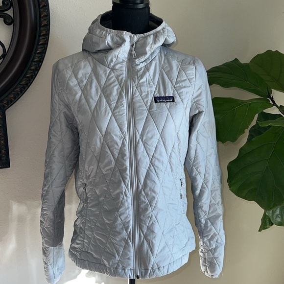 Patagonia Women’s Nano Puff Primaloft Hooded Jacket Coat in Light Gary Medium - Picture 15 of 16